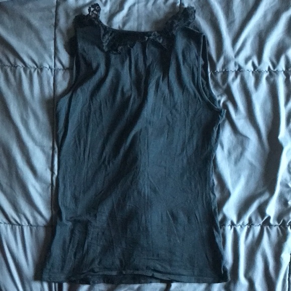 Lot of 5 medium women’s shirts. 5 for 25$ gently used. See pics for brands. - Picture 9 of 16